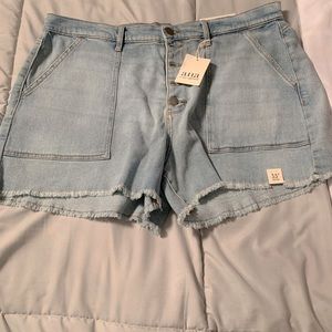 Women’s Ana 3.5” shorts size 18